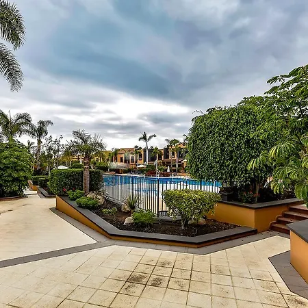 Townhouse In La Duquesa 別荘