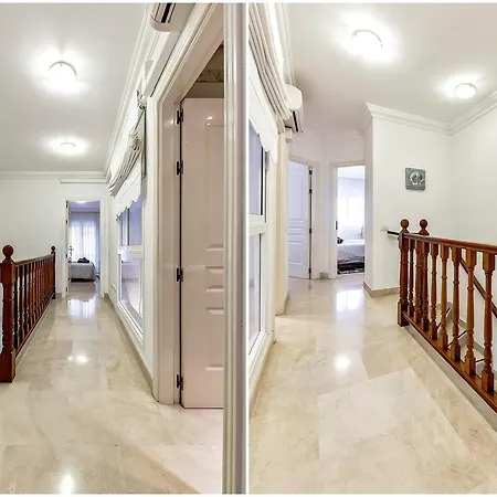 Townhouse In La Duquesa 別荘 アデヘ